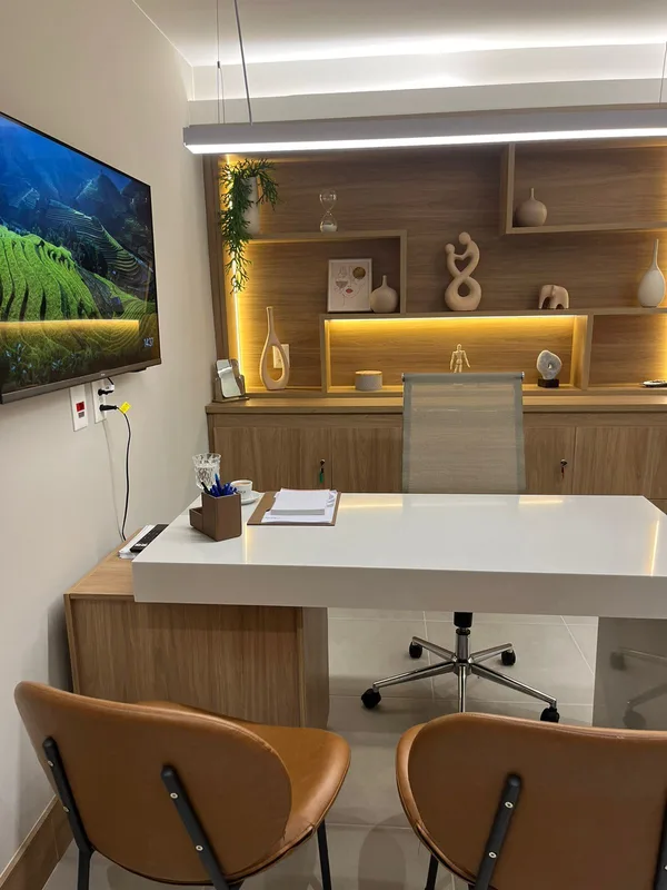 Consultório: mesa e estante iluminada